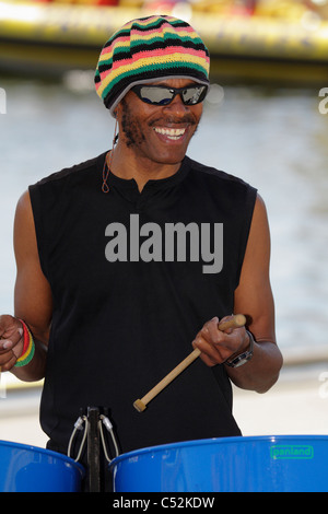 Rastafari Durchführung am Schlagzeug während 2011 Canada Day Feierlichkeiten rund um Victoria-Victoria, British Columbia, Kanada. Stockfoto