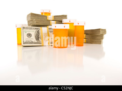 Medizin-Flaschen und Stapel von Hunderte von Dollar auf reflektierende Fläche leer. Stockfoto