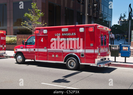 Los Angeles-Feuerwehr-Sanitäter Reaktion auf einen Aufruf in der finanziellen Bezirk von Downtown Los Angeles. Stockfoto