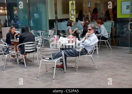 Geschäftsleute in Downtown Los Angeles zu Mittag. Stockfoto