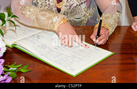 Braut und Bräutigam Unterzeichnung der Hochzeit registrieren Stockfoto