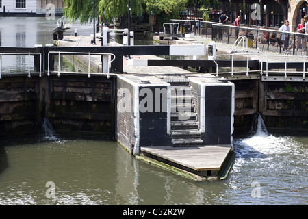 Nur Twin-Lock noch auf dem Kanal in Camden Lock London Uk Stockfoto