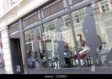 LANVIN, in der Savile Row das französische Modehaus Hauptfenster anzuzeigen hier an eine leicht angewinkelte Aspekt gesehen wird. Stockfoto