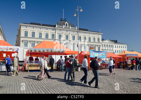 Essensstände entlang der Hafenfront Market Square, Helsinki, Finnland Stockfoto