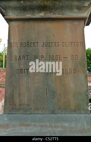 Inschrift auf dem Sockel unterhalb der Statue von Sir Robert Juckes Clifton, viktorianischen MP Stockfoto