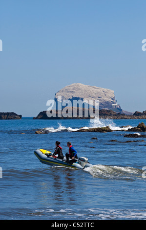 RIB mit männlichen weiblichen Aufrechnung von North Berwick East Lothian Schottland UK Europe Stockfoto