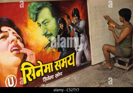 INDIEN Mumbai, Malerei von Bollywood Filmplakate für Kino bei Balkrishan Arts ein Film-Hoarder in Dadar, Balkrishna L Vaidya, Sholay Filmplakat Stockfoto