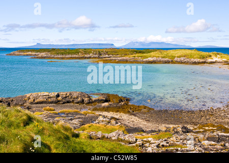 Blick auf den Inseln Eigg und Rum von den Stränden von Traigh in der Nähe von Portnaluchaig; Arisaig an Schottlands Westküste Stockfoto