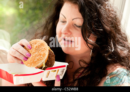 Frau, fetthaltige Lebensmittel essen Stockfoto