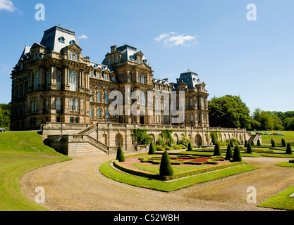 Formeller Parterre-Garten vor dem Bowes Museum, Barnard Castle. County Durham. VEREINIGTES KÖNIGREICH. Stockfoto