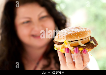 Frau, fetthaltige Lebensmittel essen Stockfoto