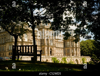 Von Bäumen umrahmte Südfassade des Bowes Museums. façade Barnard Castle, County Durham. VEREINIGTES KÖNIGREICH Stockfoto