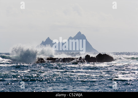 Wellen, die auf Felsen am Skellig, County Kerry, Irland Stockfoto