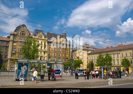 Menschen mit Straßenbahn Haltestelle renovierten Fövam ter Platz Budapest Ungarn Europa Stockfoto