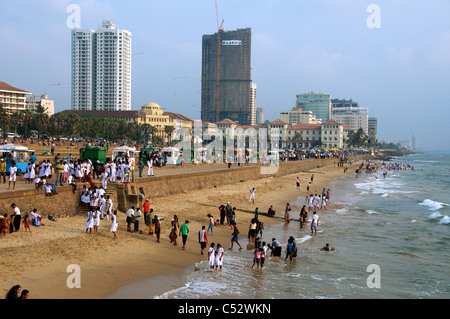 Menschen, die an Gewässern paddeln Rand Galle Face Green Beach am späten Nachmittag Colombo Sri Lanka Stockfoto