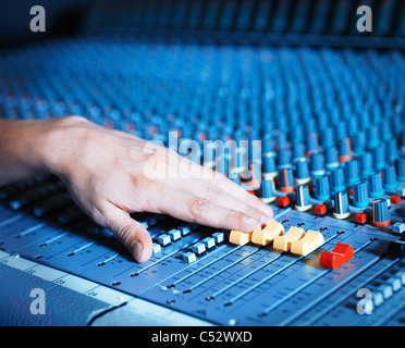 Hand aufs Musik Recording Mischpult Stockfoto