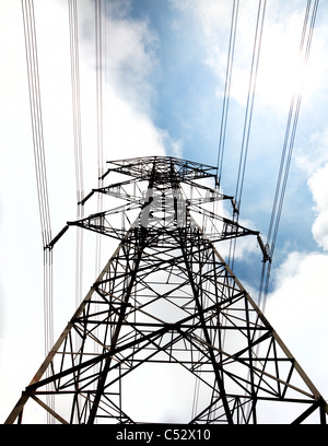 Power-Tower mit Cloud-Hintergrund Stockfoto