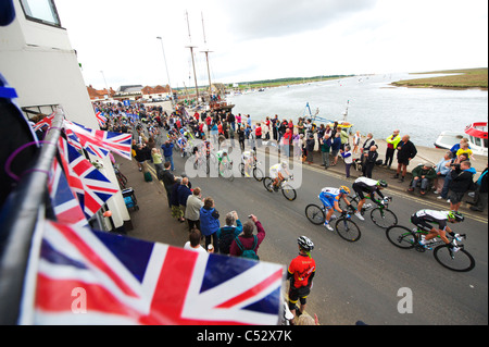 Die Tour of Britain Zyklus Rennen Rollen durch die Stadt der Brunnen in Norfolk Stockfoto