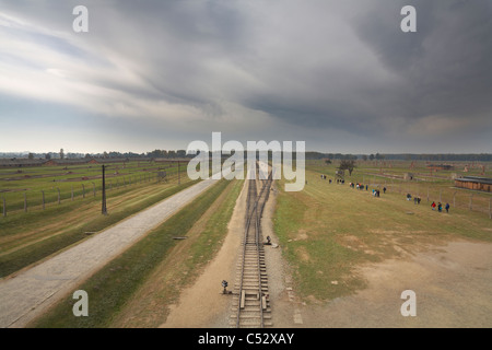 Polen Osviecim Auschwitz II-Birkenau ehemaliger deutscher Nazi-Vernichtungslager Überblick vom Eingang Tor Gebäude Ausschau. Stockfoto