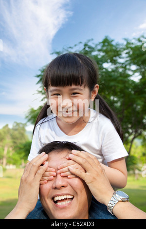 gerne Asiatin spielt mit ihrem Vater Stockfoto