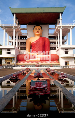 Riesen sitzen Buddha-Statue in der Weherahena Tempel von Matara, Sri Lanka, Asien Stockfoto