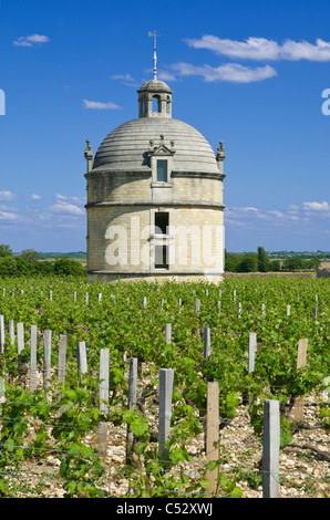 Der Turm am Château Latour an einem klaren sonnigen Tag Stockfoto