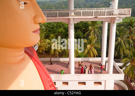 Besucher auf der mehrstöckigen Buddha-Statue in der Weherahena Tempel von Matara, Sri Lanka, Asien Stockfoto