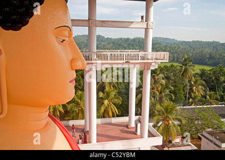 Besucher auf der mehrstöckigen Buddha-Statue in der Weherahena Tempel von Matara, Sri Lanka, Asien Stockfoto