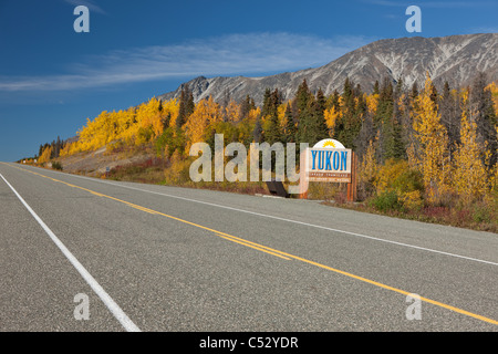 Blick auf Landschaft und Yukon-Territorium Zeichen auf dem Alaska Highway zwischen Haines und Haines Junction, Kanada Stockfoto