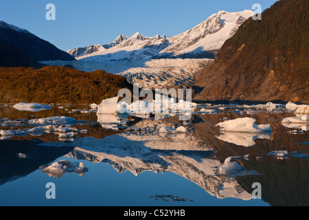 Eisberge schwimmen auf der Oberfläche der Mendenhall Lake in der Nähe von Juneau, Tongass National Forest, südöstlichen Alaska, Herbst Stockfoto