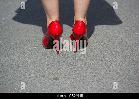 Die roten Schuhe von einer Königin Universitätsabschluss Woche Stockfoto