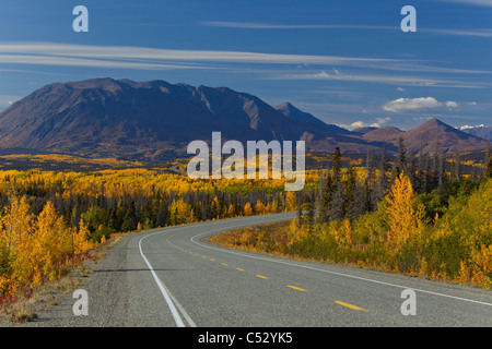 Herrliche Sicht auf den Alaska Highway zwischen Haines, Alaska und Haines Junction, Yukon Territorium, Kanada, Herbst Stockfoto