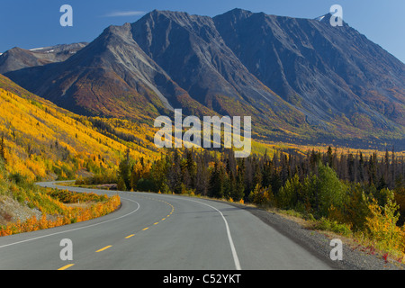 Herrliche Sicht auf den Alaska Highway zwischen Haines, Alaska und Haines Junction, Yukon Territorium, Kanada, Herbst Stockfoto