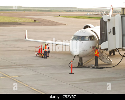 Flugzeug, Flughafen-Gate und Taxistand Stockfoto