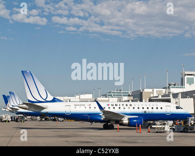 United-Flugzeugen, Flughafen-Gate und Taxistand Stockfoto