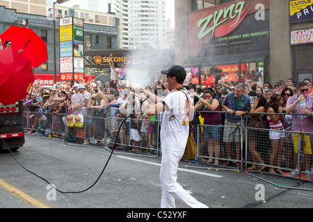 "Wasserpistole" Spritzen Spritzen Masse-Pride-parade Stockfoto