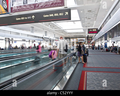 Flughafen-Reisende, bewegliche Bürgersteige und Tore, Vereinigte Terminal, Flughafen Denver, CO Stockfoto