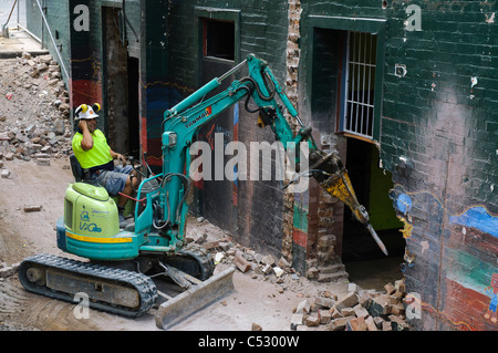 Kleine hydraulische Presslufthammer Unternehmen Abbrucharbeiten in einem begrenzten Raum Stockfoto