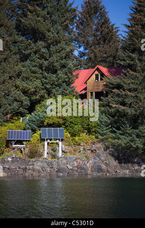 Herrliche Sicht auf ein Protokoll nach Hause angetrieben durch Sonnenkollektoren in Südwest-Alaska Anton Larsen Bay, Kodiak Island, Sommer Stockfoto