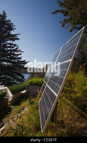 Nahaufnahme von Sonnenkollektoren installiert in der Nähe von einem Wohngebiet Blockhaus entlang der Küste, Kodiak-Insel-Archipel, Alaska Stockfoto