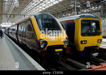 "Voyager" höhere Geschwindigkeit Zug vom Bahnhof fahren wird vorbereitet. Stockfoto