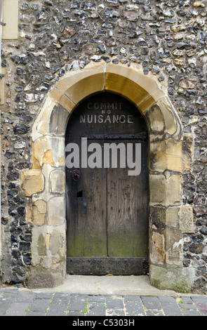 hölzerne Seitentür des Feuerstein gebaut, historischen mittelalterlichen Uhrturm und Glockenturm St. Albans City Herts UK Stockfoto