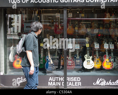 Blick auf Gibson-Gitarren in Musik Schaufenster in Tottenham Court Road, London, England Stockfoto