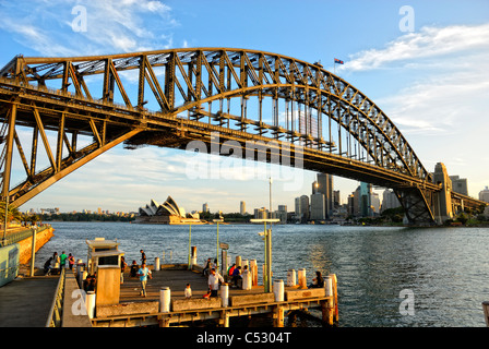 Sydney Harbour Bridge im Abendlicht, mit der Oper im Hintergrund und Sydney Hafen unten. Sydney Australien; Australische Ikone Stockfoto