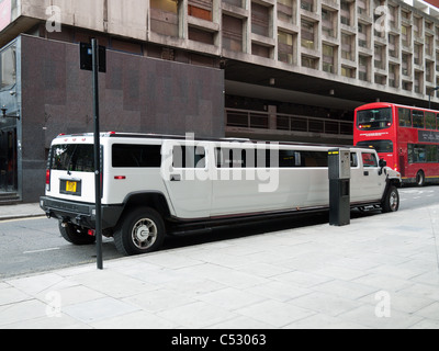 gestreckten Limousine in eine Parkuhr in der Londoner Innenstadt geparkt Stockfoto