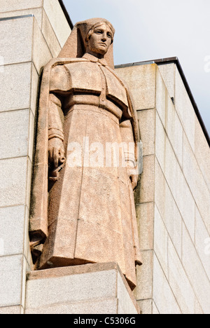 Art-Deco-steinerne Statue des ersten Weltkrieges Krankenschwester, oben auf einem Kriegerdenkmal Stockfoto