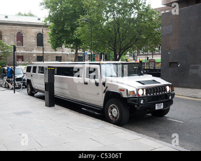 gestreckten Limousine in eine Parkuhr in der Londoner Innenstadt geparkt Stockfoto