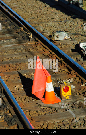 Verkehr Kegel und blinkende Rotlicht Warnung der Arbeit an der Eisenbahnlinie voraus. Gleise und Sicherheit. Stockfoto