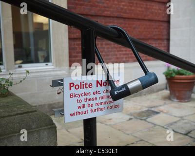 Beachten Sie, dass sagen Fahrräder mit Fahrradschloss angeschlossen entfernt werden Stockfoto