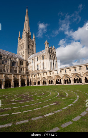 Turm und Süd Querschiff der schönen Norwich Cathedral, East Anglia, England. Stockfoto